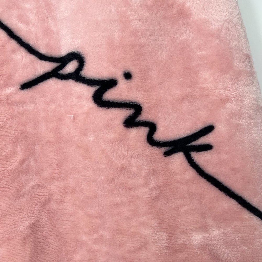 Victoria's Secret PINK Cozy Plush Blanket Pink White Linear Script 50x60 in NWOT - Picture 8 of 9